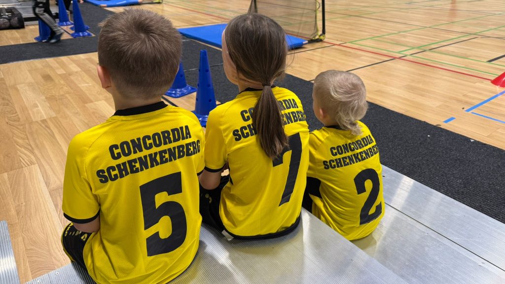 G-Jugend des SV Concordia Schenkenberg sitzt gemeinsam auf der Bank beim Hallenturnier