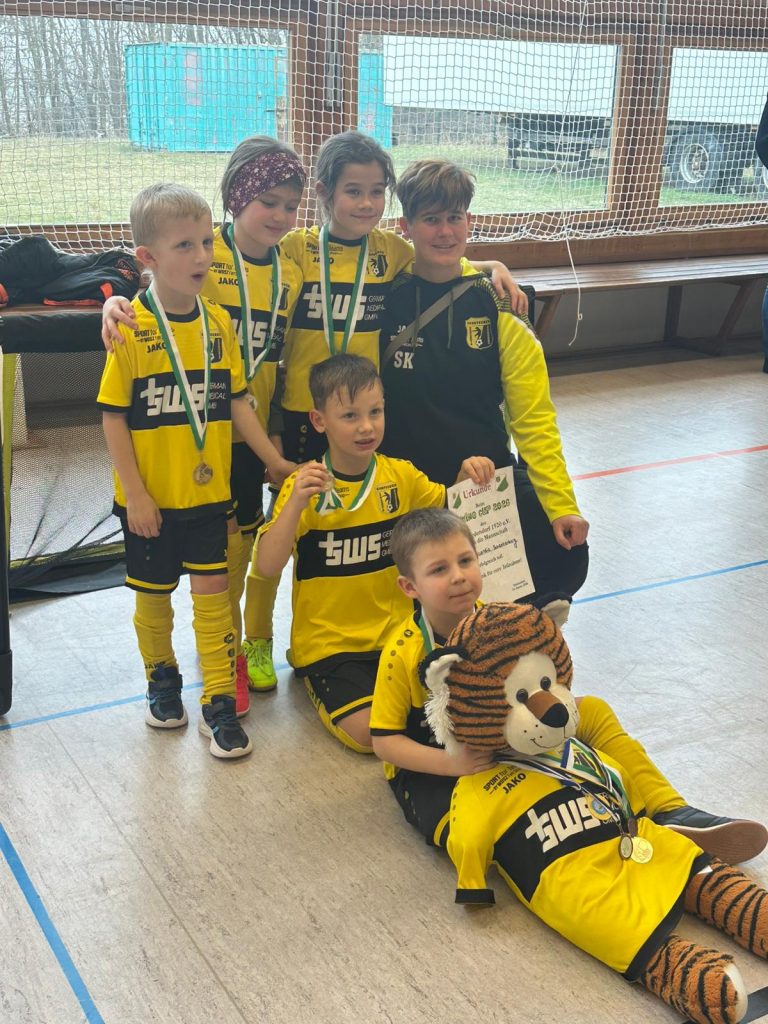 Bambini Turnier Friedersdorf – glückliche Kinder mit Medaillen nach erfolgreichem Turnier