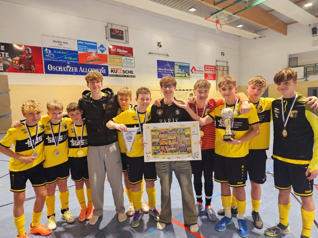 C1 des SV Concordia Schenkenberg verabschiedet Kapitän Anton Wirkner nach dem Gewinn der Hallenkreismeisterschaft 2026 in Oschatz