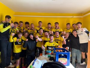 A-Jugend von Concordia Schenkenberg jubelt in der Kabine nach dem Derbysieg zum Auftakt gegen ESV Delitzsch.