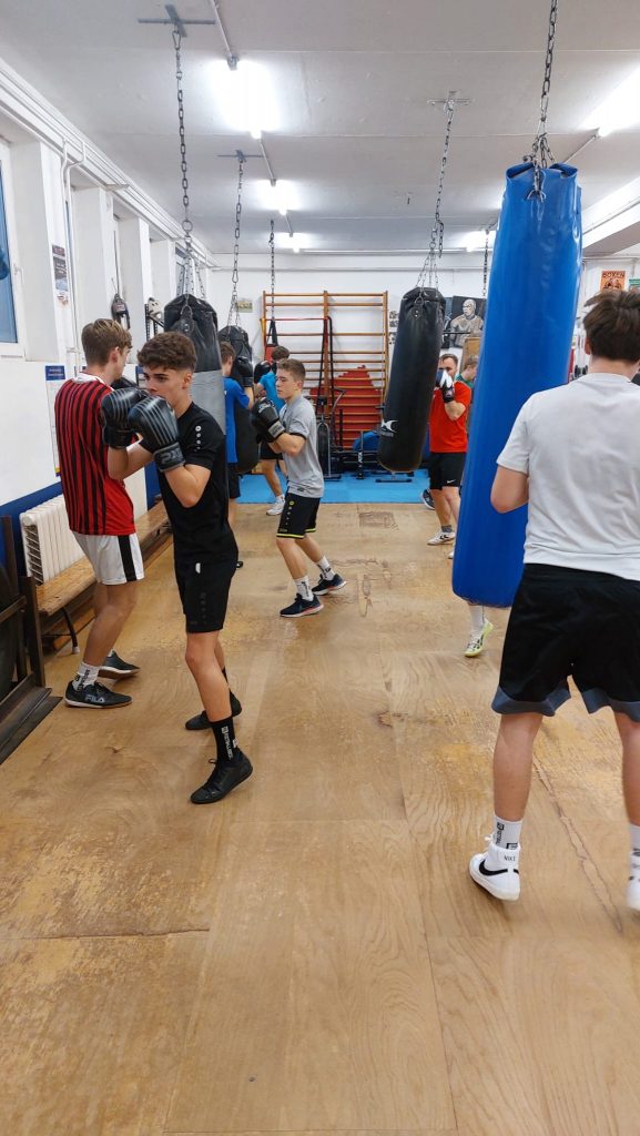 Spieler der B-Jugend von Concordia Schenkenberg beim Boxsacktraining zur Verbesserung von Fitness und Beweglichkeit