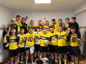 A-Jugend Concordia Schenkenberg jubelt in der Kabine nach 6:0-Sieg gegen FV Bad Düben
