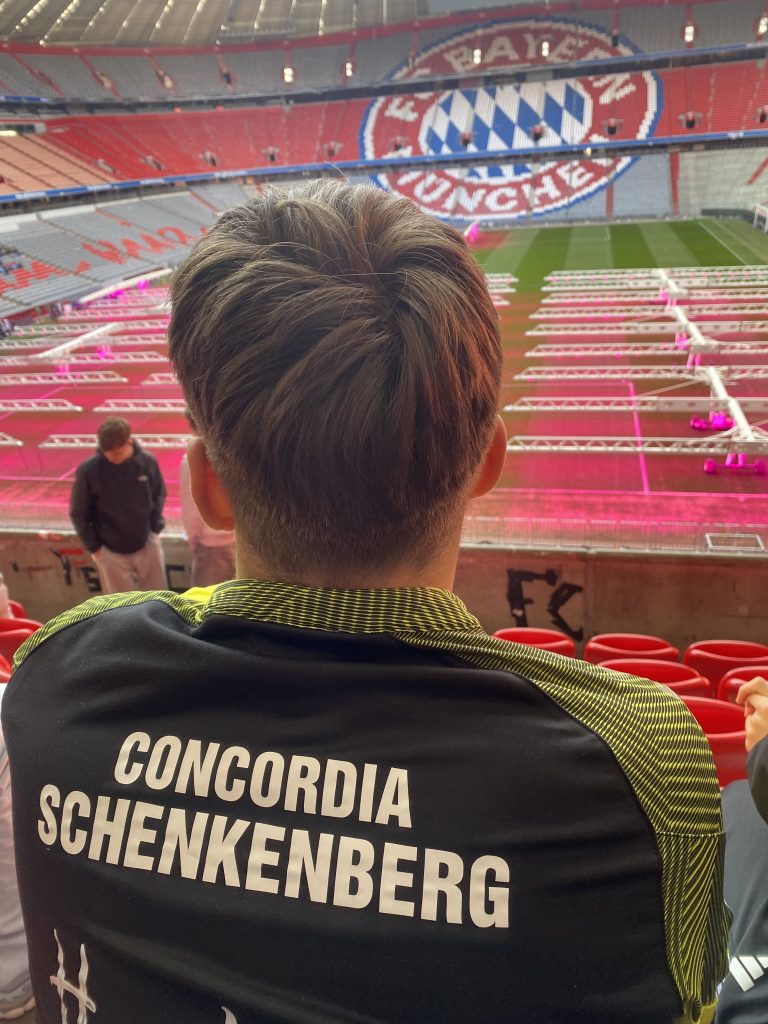 Spieler der U17 Concordia Schenkenberg blickt auf das Spielfeld der Allianz Arena