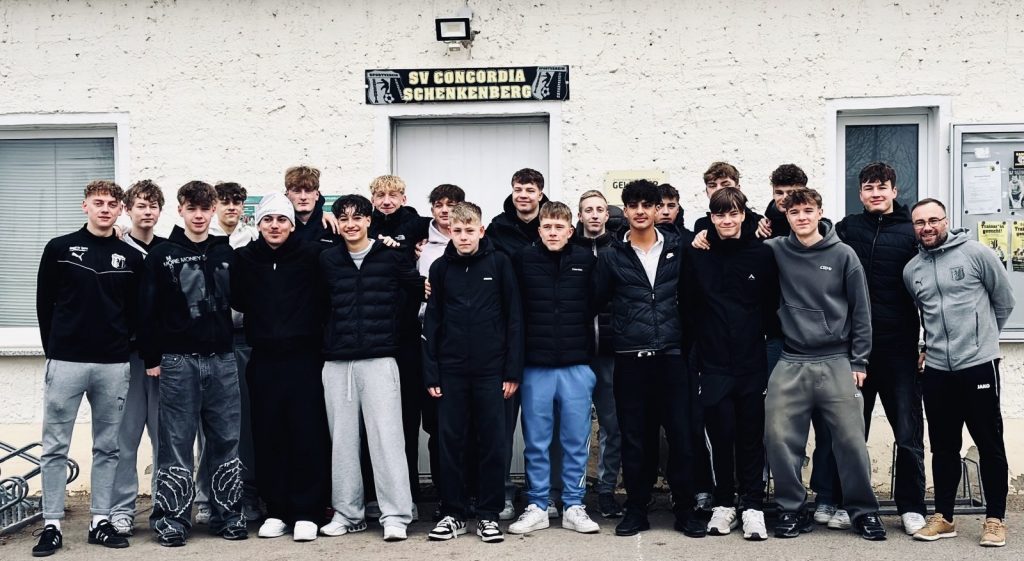 Mannschaftsfoto der U17 von Concordia Schenkenberg mit Trainern