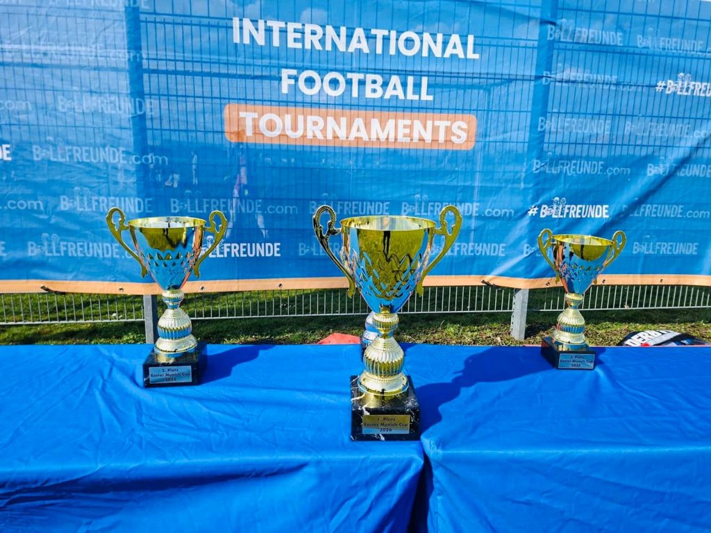 Pokale des Eastern Cup Fußballturniers in München