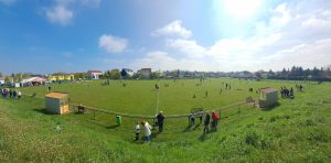 F-Jugend Concordia Schenkenberg beim Doppelturnier – Panoramablick auf den Schenkenberger Sportplatz mit Eltern und Kindern