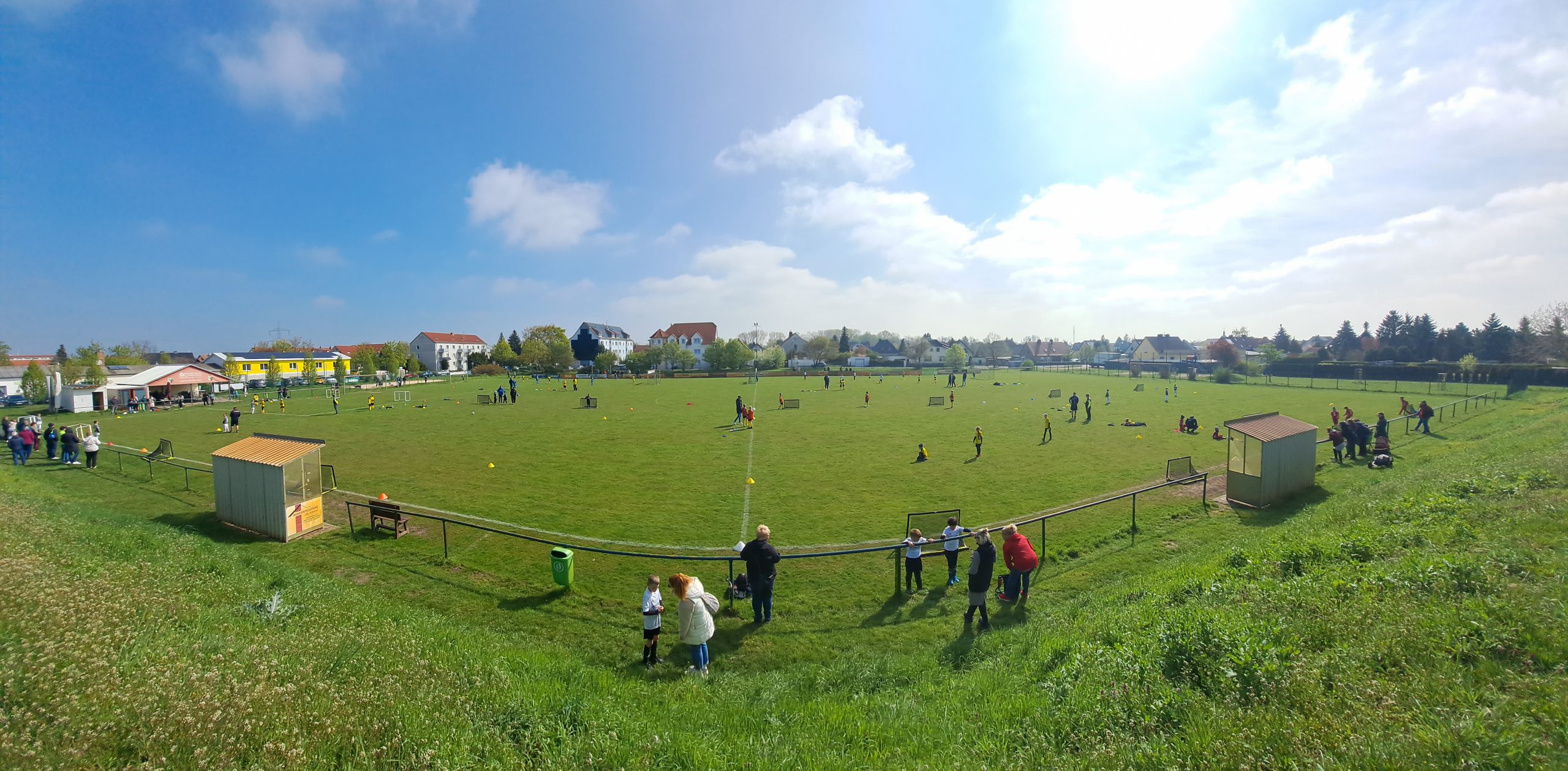 F-Jugend Concordia Schenkenberg beim Doppelturnier – Panoramablick auf den Schenkenberger Sportplatz mit Eltern und Kindern