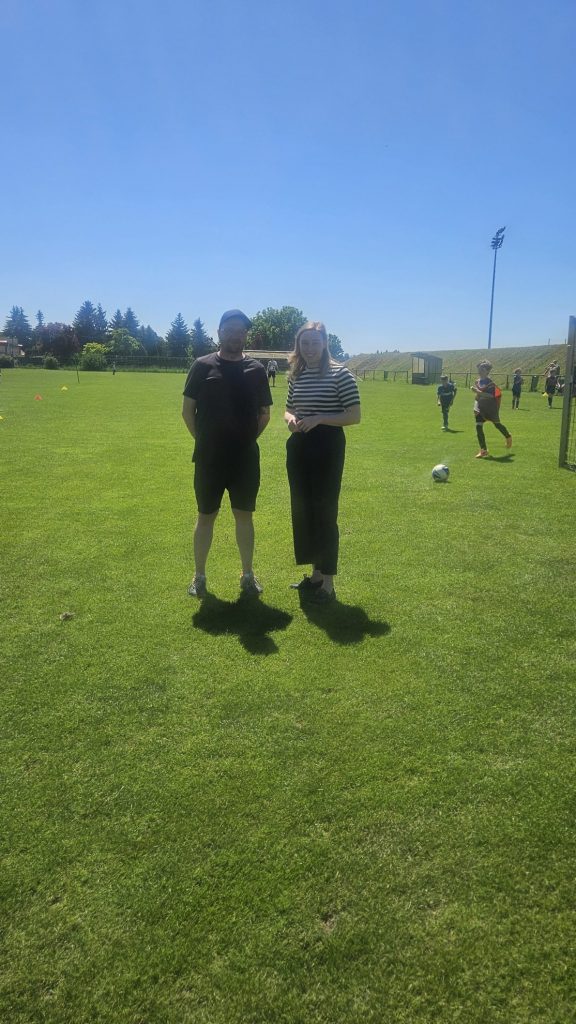 Turnierorganisator Jan im Gespräch mit Frau Tina Trompter beim Nachwuchsturnier des SV Concordia Schenkenberg.