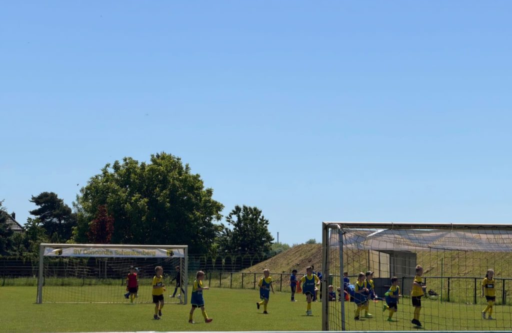 Spannende Spielszene und packende Zweikämpfe beim F-Jugend-Turnier auf dem Sportplatz des SV Concordia Schenkenberg.