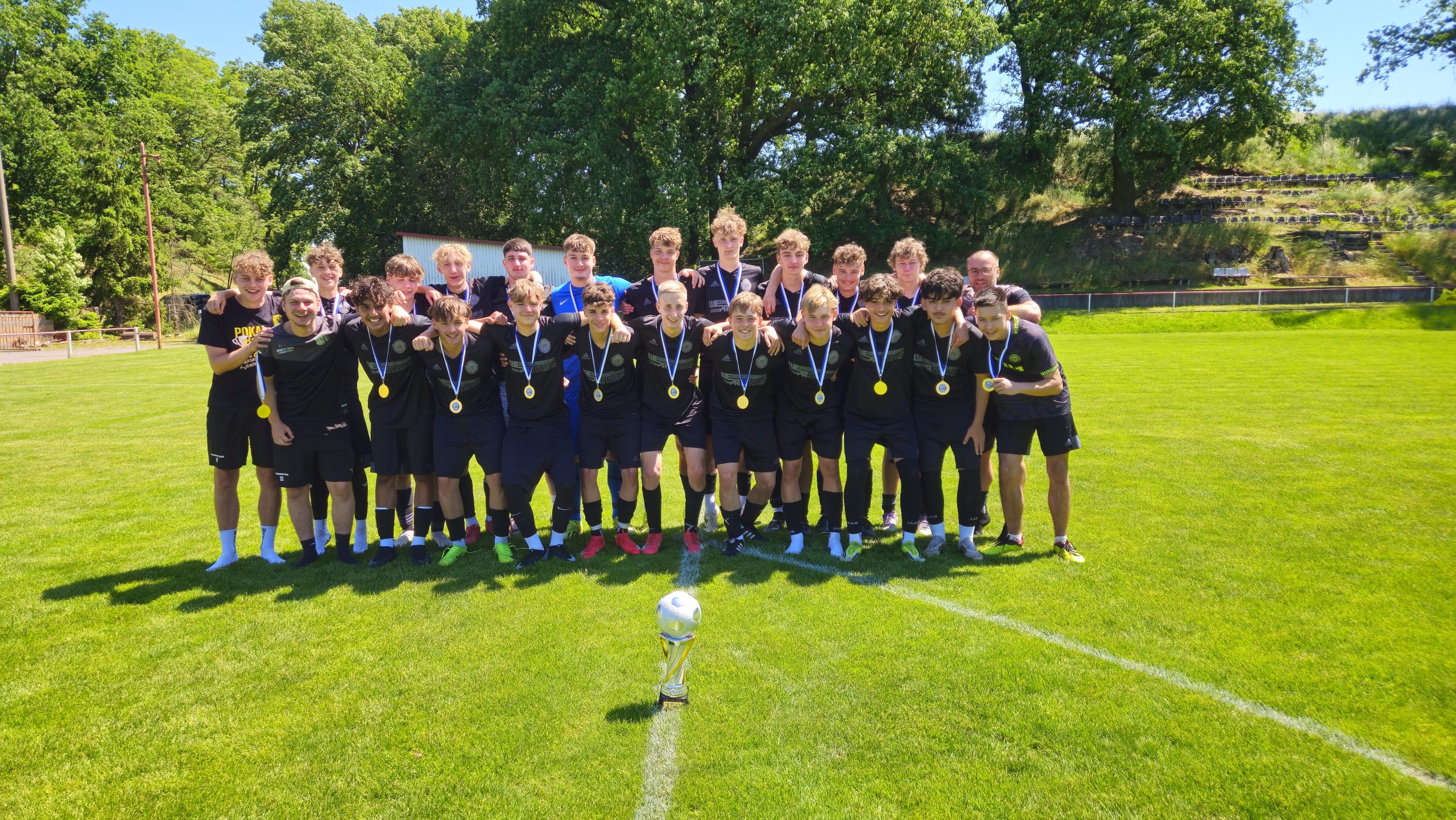 SV Concordia Schenkenberg Pokalsieg Mannschaftsfoto auf dem Spielfeld