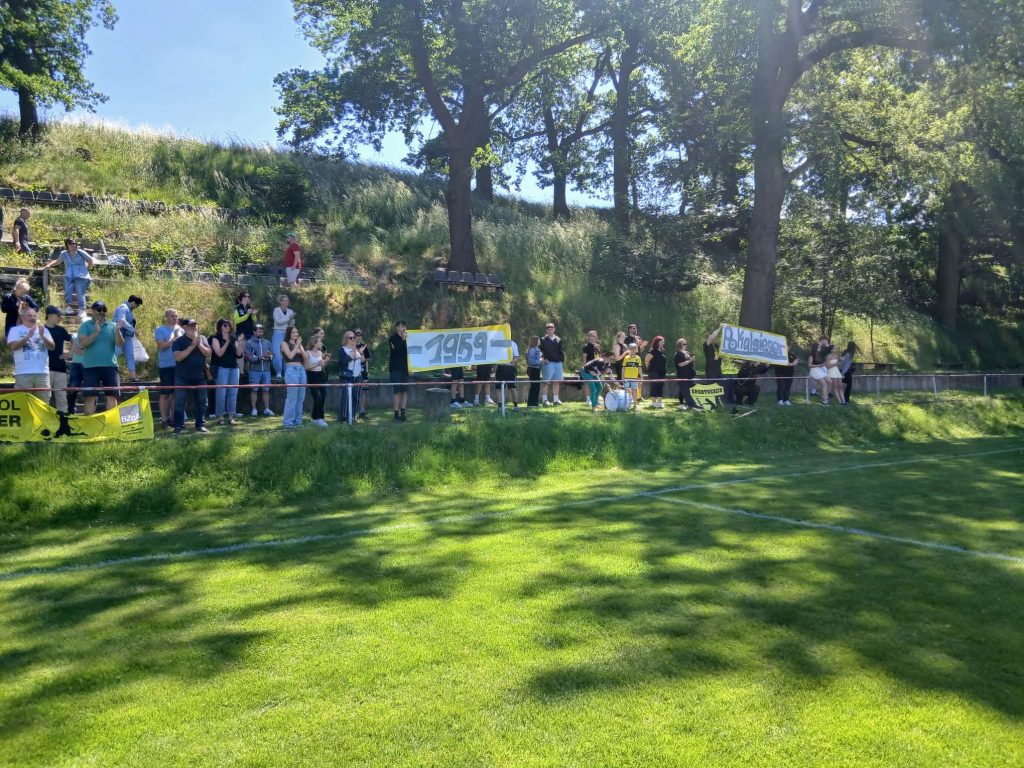 Fans unterstützen SV Concordia Schenkenberg im Pokalfinale von der Tribüne