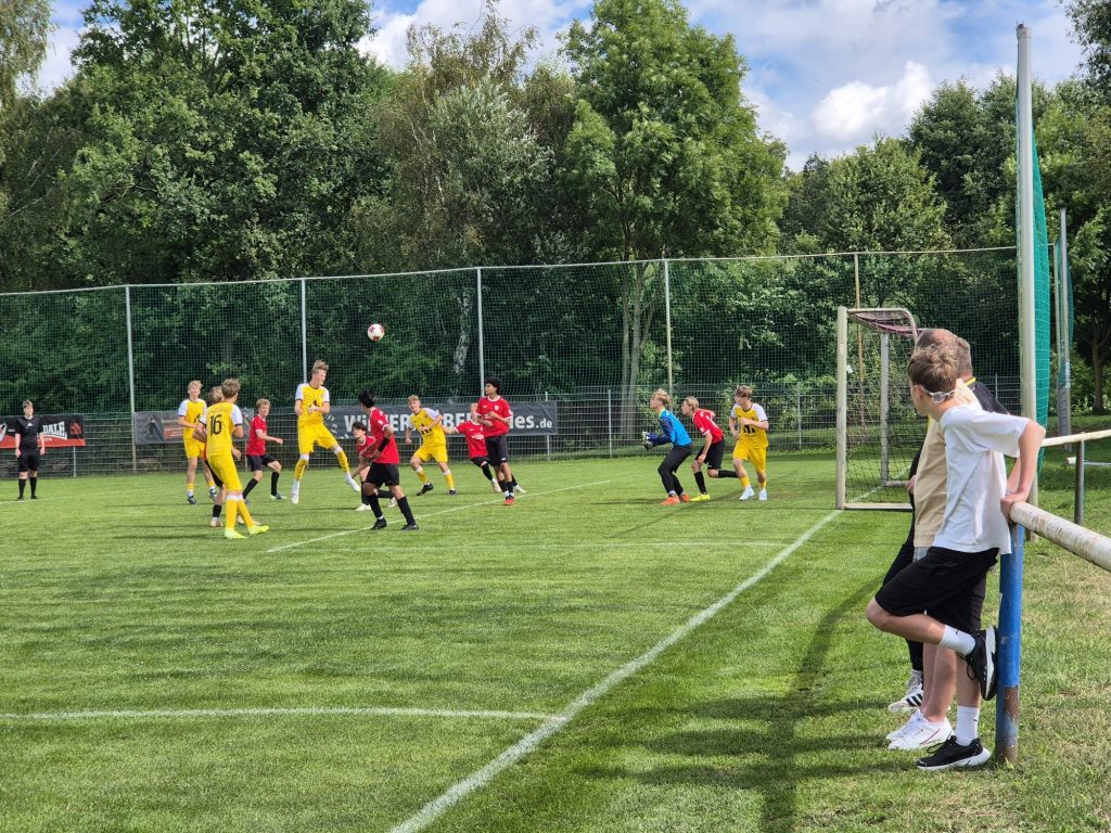 Duell der Aufsteiger Landesklasse Nord: Kopfballduell im Strafraum zwischen Concorden und Leipzigern