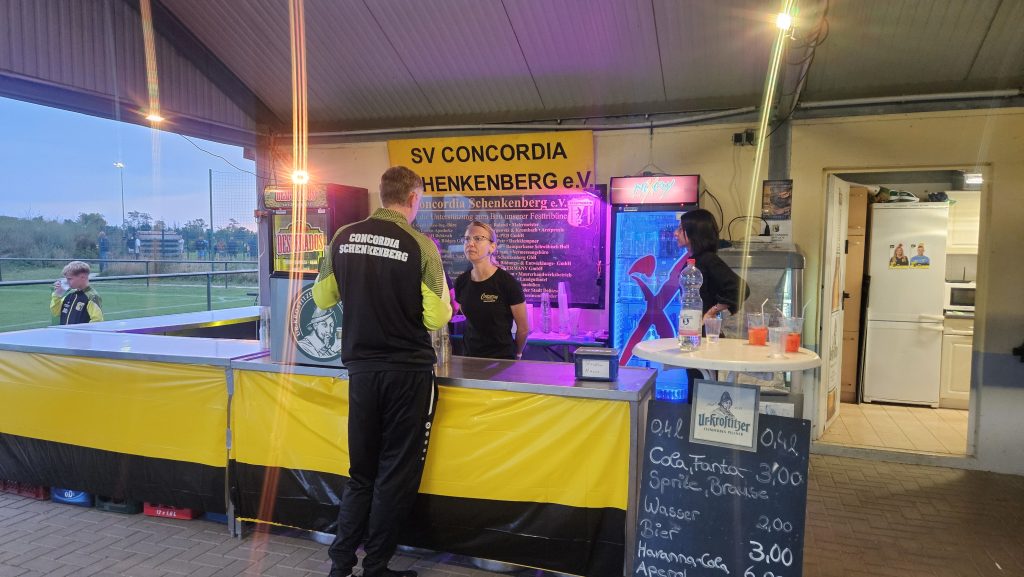 Ausschank in der Vereinsheim-Bar beim Vereinsfest SV Concordia Schenkenberg am Freitagabend