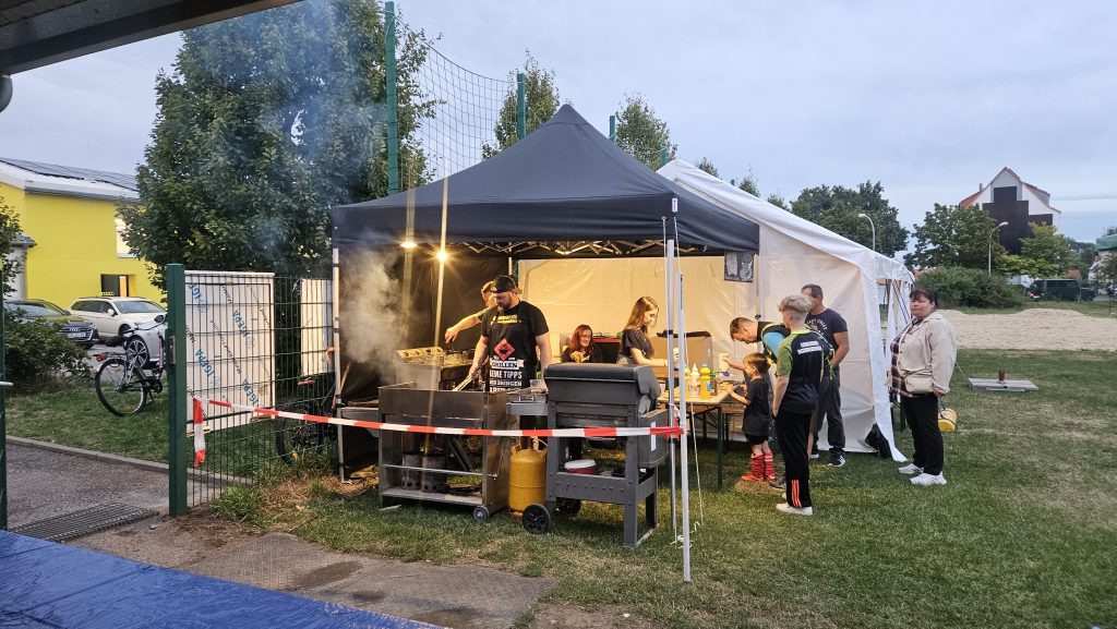 Grillstand unter dem Zeltpavillon beim Vereinsfest SV Concordia Schenkenberg