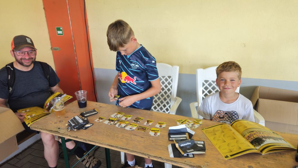 Kinder sortieren und tauschen Sticker im Vereinsheim beim Vereinsfest SV Concordia Schenkenberg