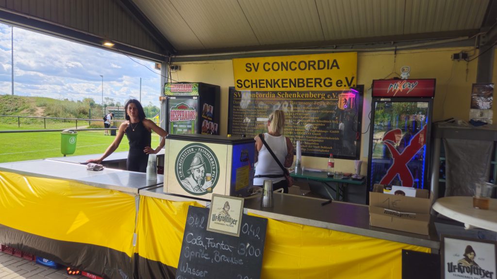 Helferinnen an der Vereinsheim-Bar beim Vereinsfest SV Concordia Schenkenberg am Samstag