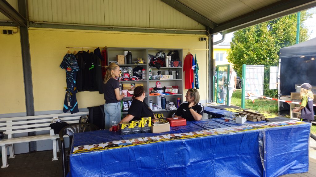 Helferinnen am Fan- und Merchandise-Stand beim Vereinsfest SV Concordia Schenkenberg