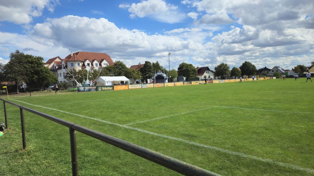 Spielszene auf dem Sportplatz beim Vereinsfest SV Concordia Schenkenberg mit Festzelt im Hintergrund
