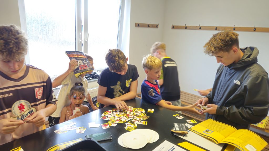 Kinder und Jugendliche tauschen Sticker in der Umkleide beim Vereinsfest SV Concordia Schenkenberg