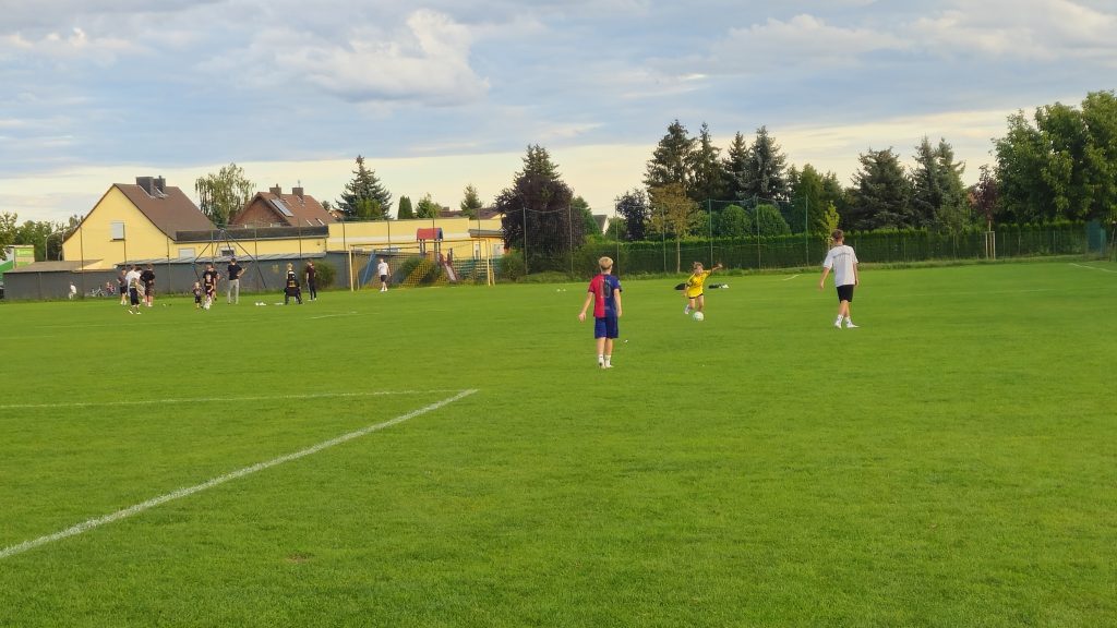 Kinder kicken am Abend auf dem Sportplatz beim Vereinsfest SV Concordia Schenkenberg