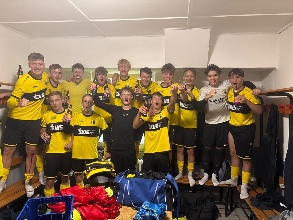 Concordia Schenkenberg gewinnt 2:0 – die A-Jugend jubelt in der Kabine nach dem Sieg bei der SG Rotation Leipzig