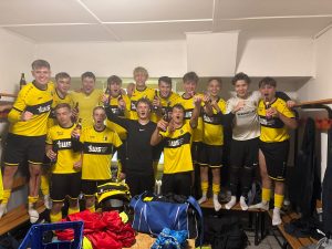 Concordia Schenkenberg gewinnt 2:0 – die A-Jugend jubelt in der Kabine nach dem Sieg bei der SG Rotation Leipzig