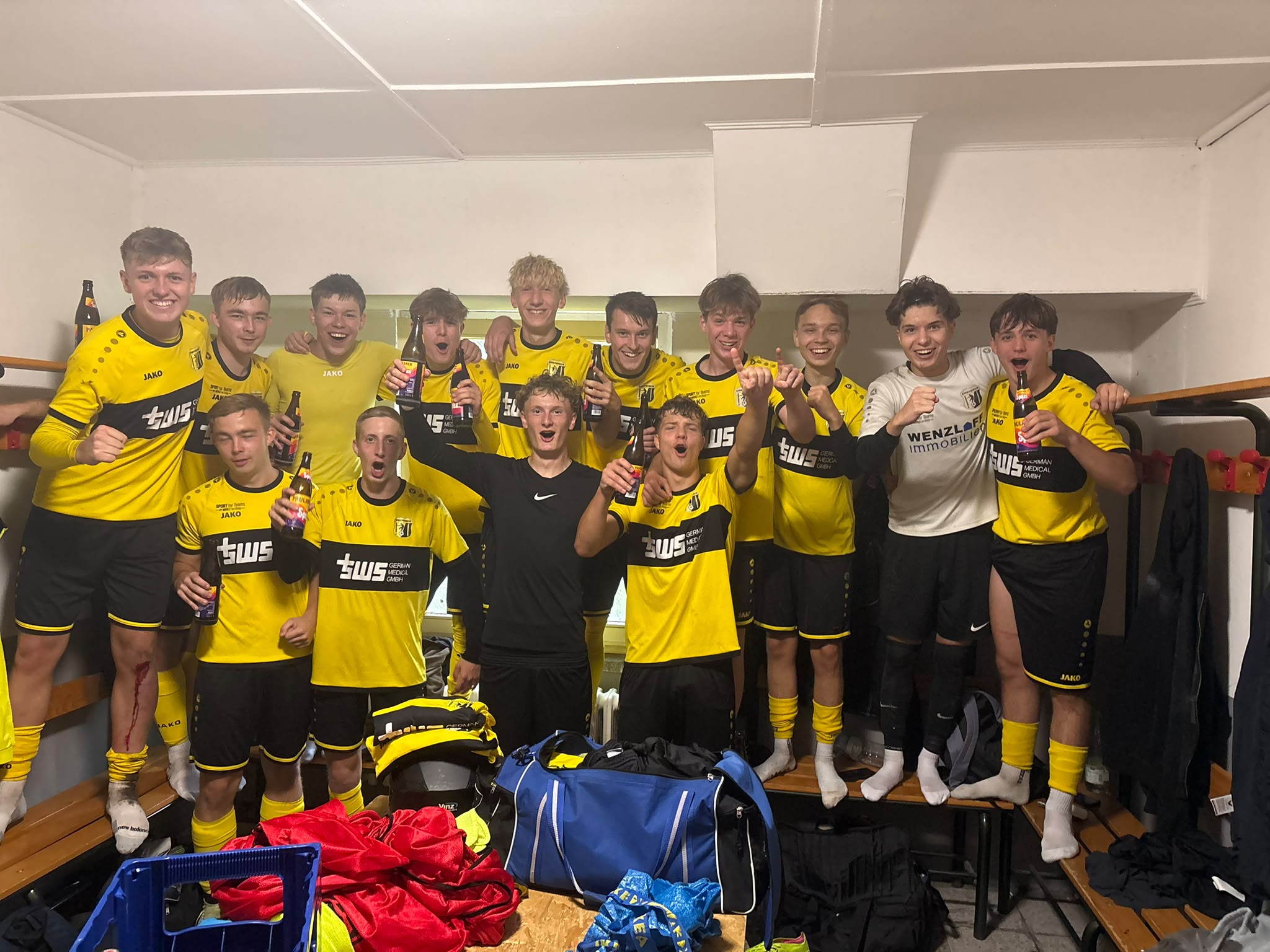 Concordia Schenkenberg gewinnt 2:0 – die A-Jugend jubelt in der Kabine nach dem Sieg bei der SG Rotation Leipzig
