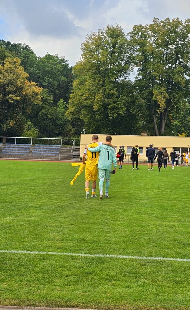 Spieler von Concordia Schenkenberg Döbeln gehen nach Spielende gemeinsam vom Platz