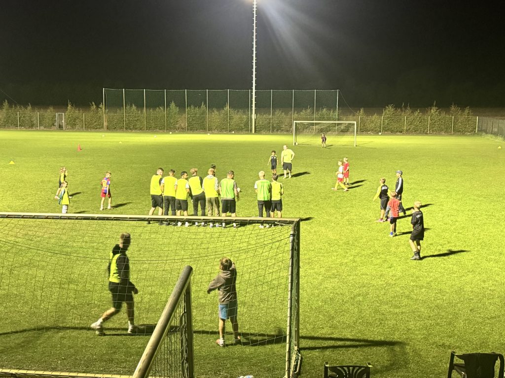 Flutlichtspiel beim E-Jugend Trainingslager gegen die 1. Mannschaft