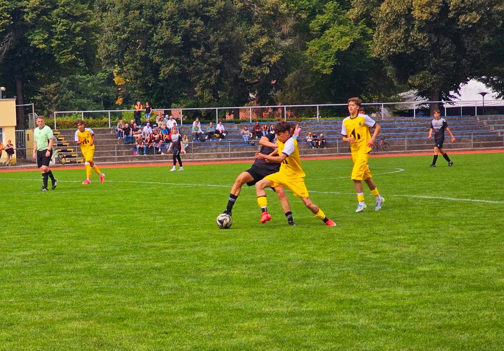 Zweikampf im Mittelfeld beim Auswärtsspiel Concordia Schenkenberg Döbeln