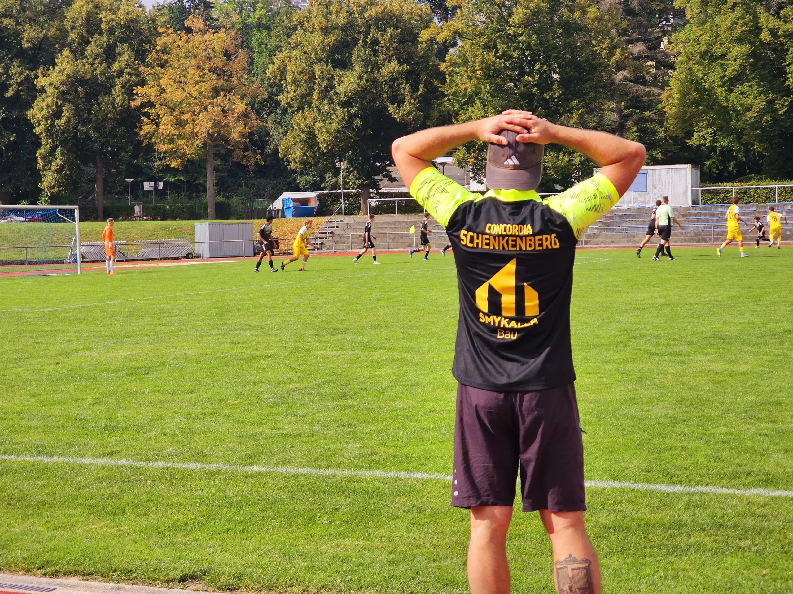 Betreuer verfolgt angespannt das Auswärtsspiel Concordia Schenkenberg Döbeln