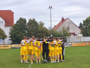 B-Jugend des SV Concordia Schenkenberg im Mannschaftskreis: drei Punkte gegen Stahl Riesa
