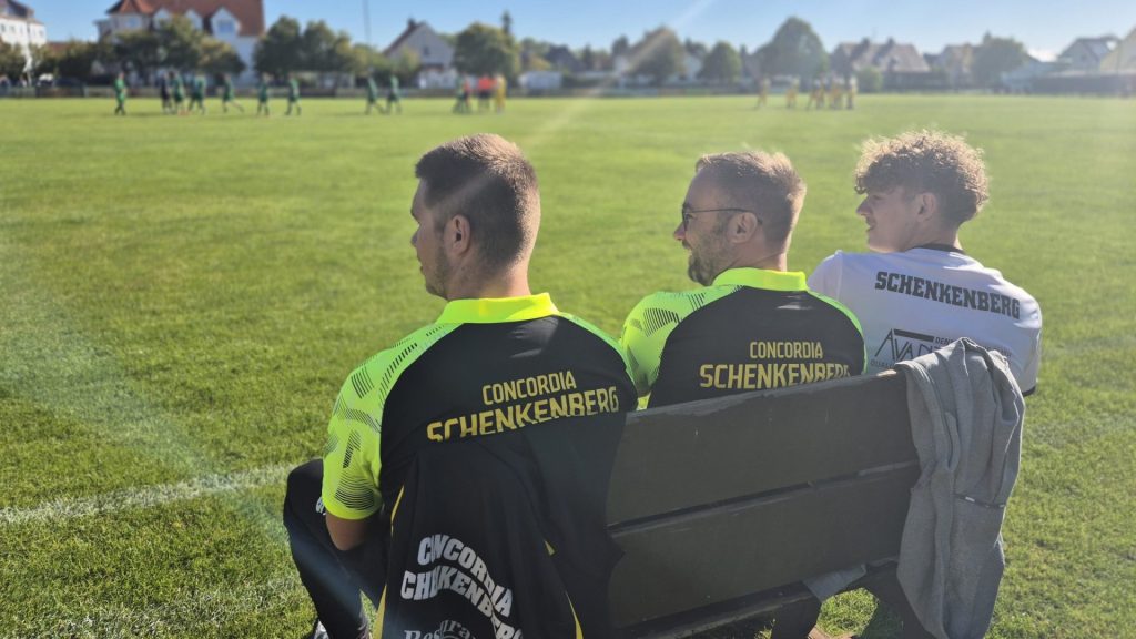 Ersatzbank der B-Jugend des SV Concordia Schenkenberg beim Spiel gegen Chemie Leipzig II