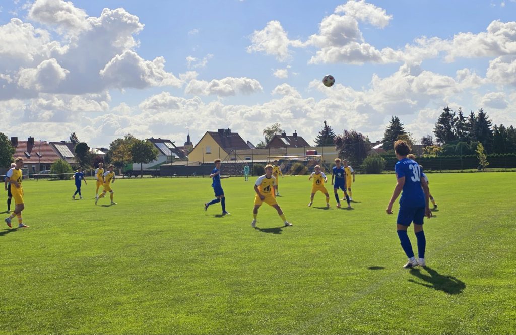 Spielszene auf dem Weg zur Tabellenspitze: Concorden im Zweikampf gegen Röhrsdorf