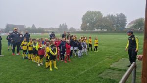 Die Kinder der F-Jugend des SV Concordia Schenkenberg in Gelb stellen sich mit ihren Gegnern bei den Kreis-Kinderjugendspielen auf.